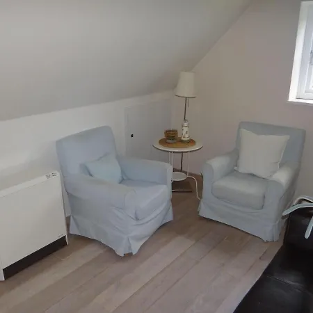 Ferienwohnung-dg-im-reetdachhaus-im-ort-welt * Welt