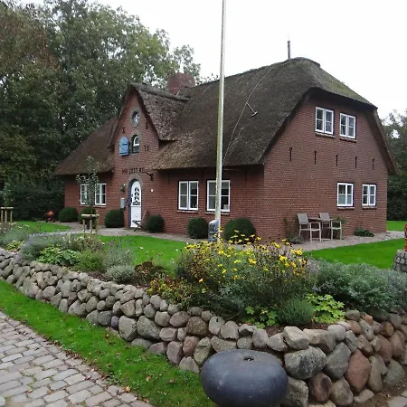 Ferienwohnung-dg-im-reetdachhaus-im-ort-welt * Welt