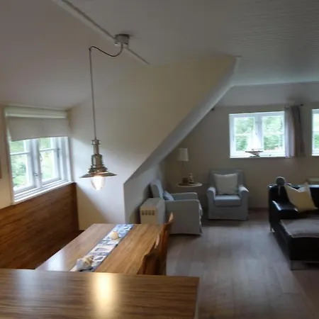 Ferienwohnung-dg-im-reetdachhaus-im-ort-welt * Welt