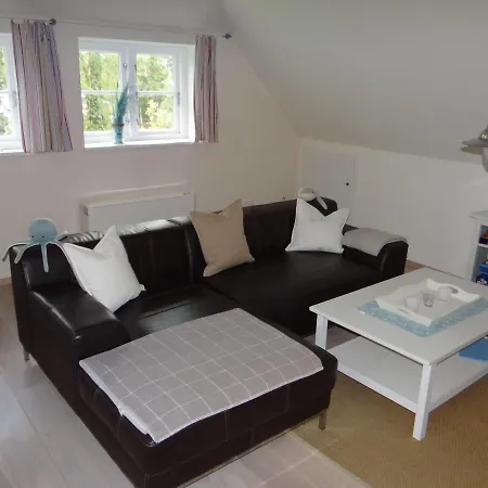 Ferienwohnung-dg-im-reetdachhaus-im-ort-welt * Welt