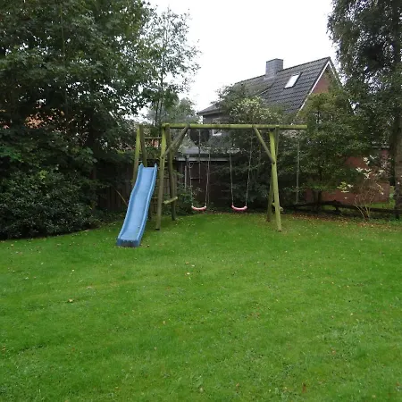 Ferienwohnung-dg-im-reetdachhaus-im-ort-welt