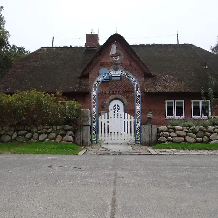 Ferienwohnung-dg-im-reetdachhaus-im-ort-welt * Welt