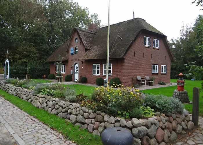 Ferienwohnung-dg-im-reetdachhaus-im-ort-welt * Welt