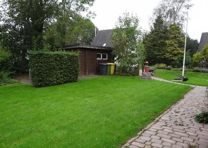 Ferienwohnung-dg-im-reetdachhaus-im-ort-welt *